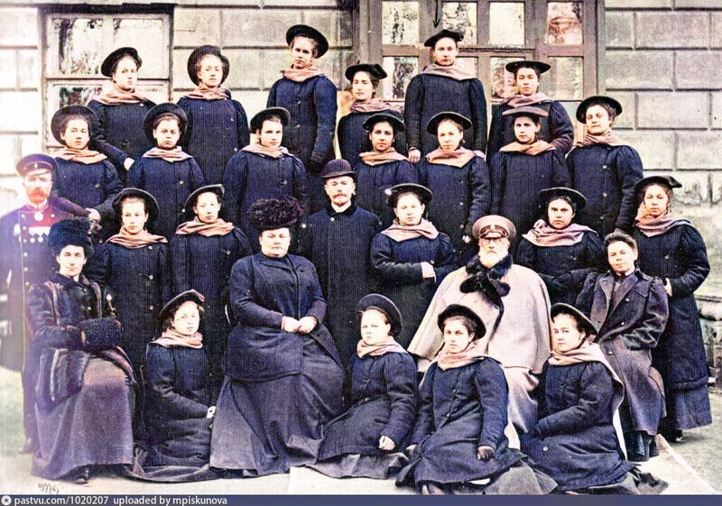 Студентки Александровского института благородных девиц.  1911 год.