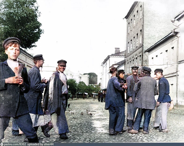 Обитатели Хитровки в Большом Трехсвятительском переулке . 1905 год.