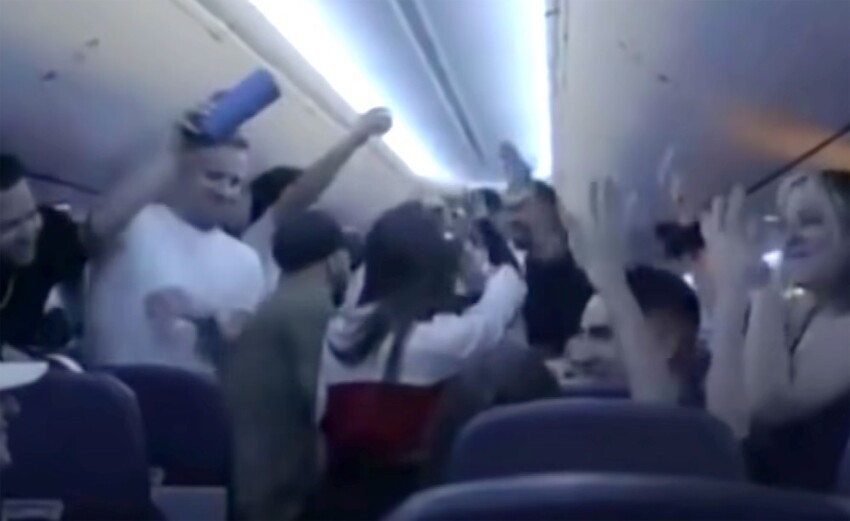Канадских тусовщиков оставили в Мексике и заставили заплатить штраф за дебош на борту самолета