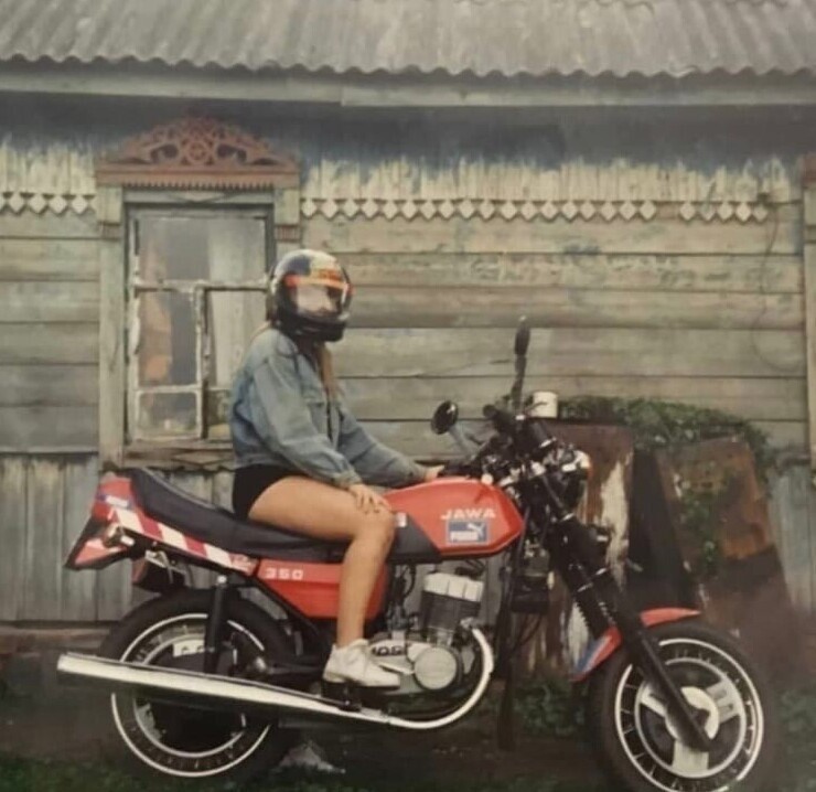 17. Девушка на мотоцикле "Jawa". Россия, 1990-е