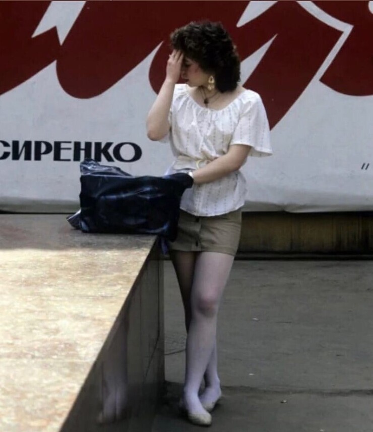 1. Девушка на Арбате в Москве. Начало 90-х
