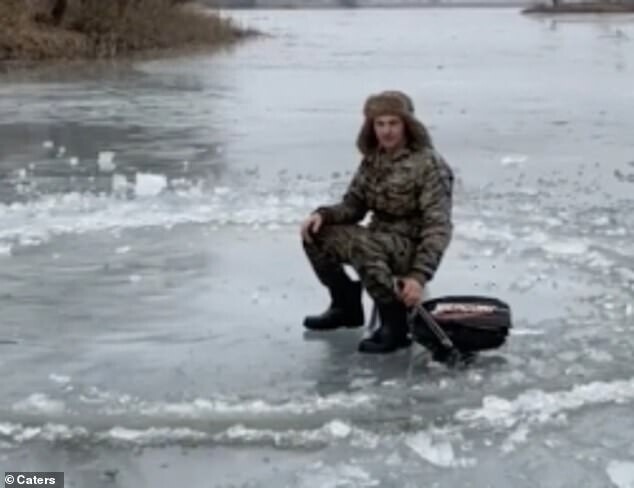 Рыбак из Ленинска показал, как сделать ледяную карусель