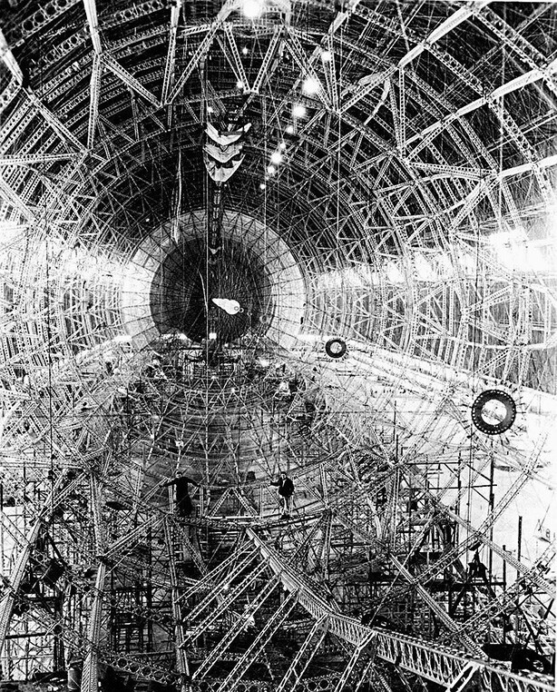 USS Akron монтажники внутри жёсткого каркаса корпуса во время изготовления одного из крупнейших в мире цеппелинов. 1930 год