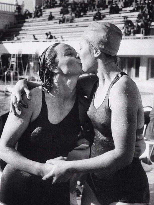 Мария Гавриш (слева) поздравляет свою подружку Елену Коваленко, которая победила ее во время соревнования по плаванию брассом на Спартакиаде народов СССР в Москве, 1956 год