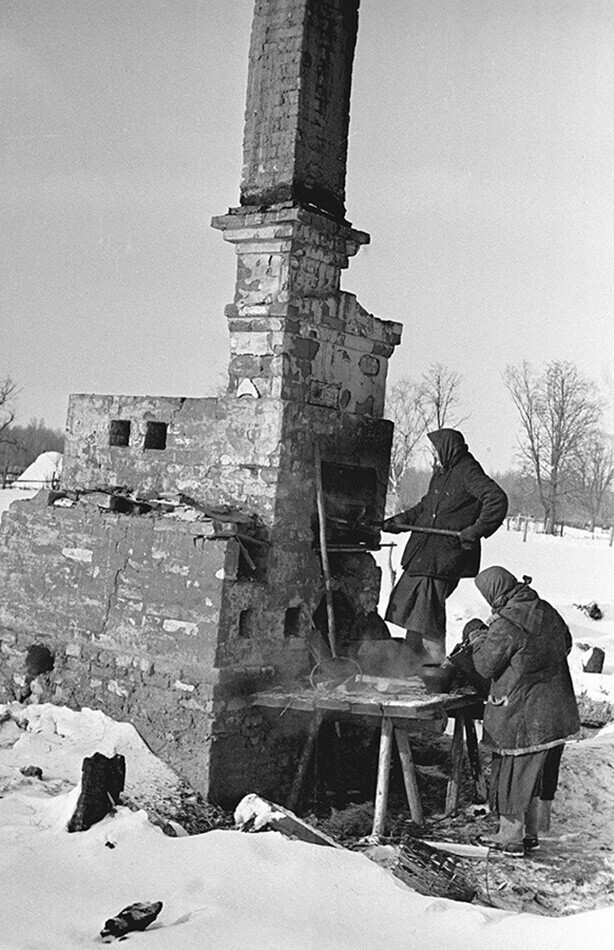 Женщины готовят в полуразрушенной печи. Беларусь, январь 1942 год