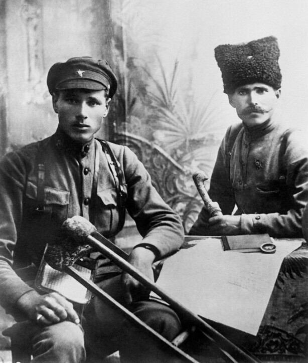 Командующий 25-й стрелковой дивизией Красной Армии Василий Чапаев и его подчиненный Иван Бубенец РСФСР. 1919 год.
