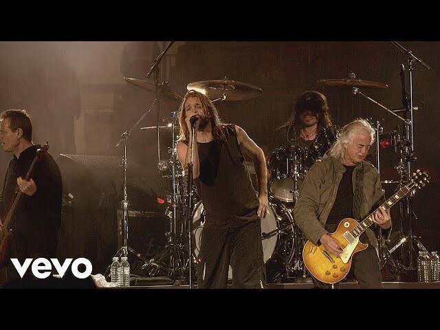 и Джонси тут: Foo Fighters - Rock And Roll (Live At Wembley Stadium, 2008) 