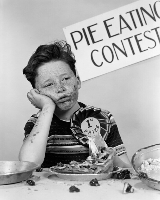 Пацан "радуется" первому месту в конкурсе по скоростному поеданию пирогов, 1950 год, США