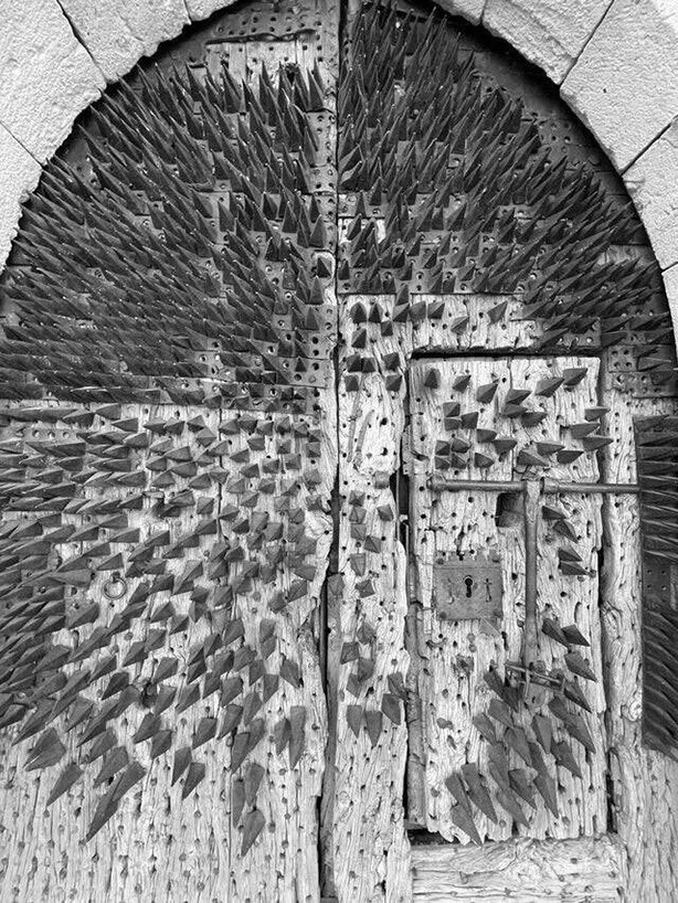 Главные ворота испанского замка Педраса (Castillo de Pedraza) 15 века. Их ногой точно не откроешь!