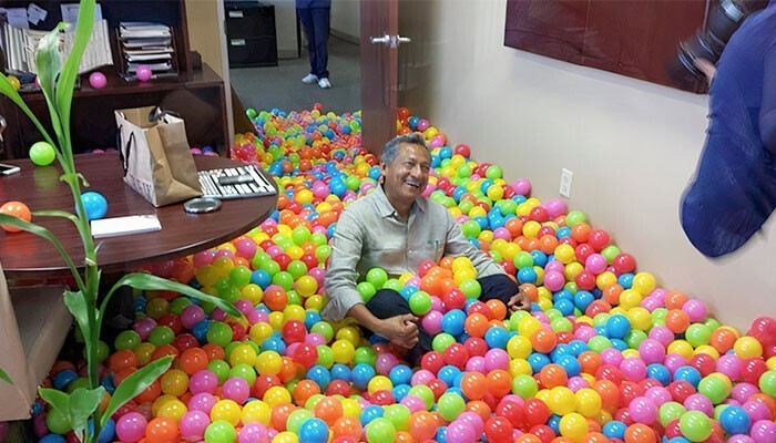 3. Президент нашей компании — большой ребенок, поэтому на его день рождения мы превратили его кабинет в бассейн с мячиками
