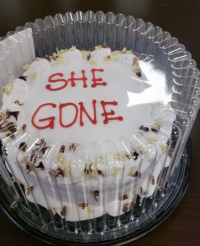 23. Год назад развелся, отмечаю первую годовщину. Девушки в офисе подарили торт в тему!