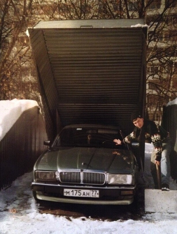 Мужчина бережно хранит своё авто в гараже ракушка. Россия, 1990-е годы
