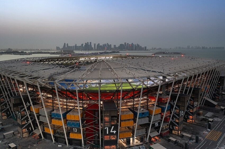 Уникальный стадион для ЧМ-2022 в Катаре построили из сотен грузовых контейнеров
