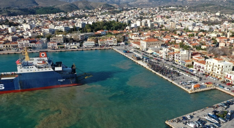 Греки заблокировали судно с материалами для постройки очередного миграционного центра
