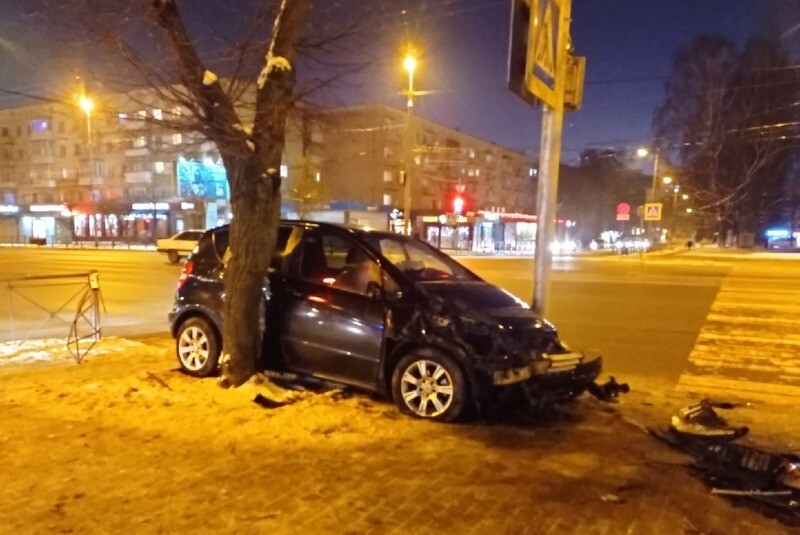 Столб-защитник: в Калининграде автомобиль вылетел на тротуар