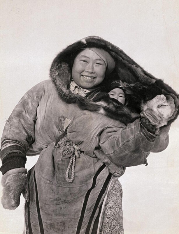 Женщины-инуиты носят своих малышей в одежде, сберегая от мороза. 1940 год