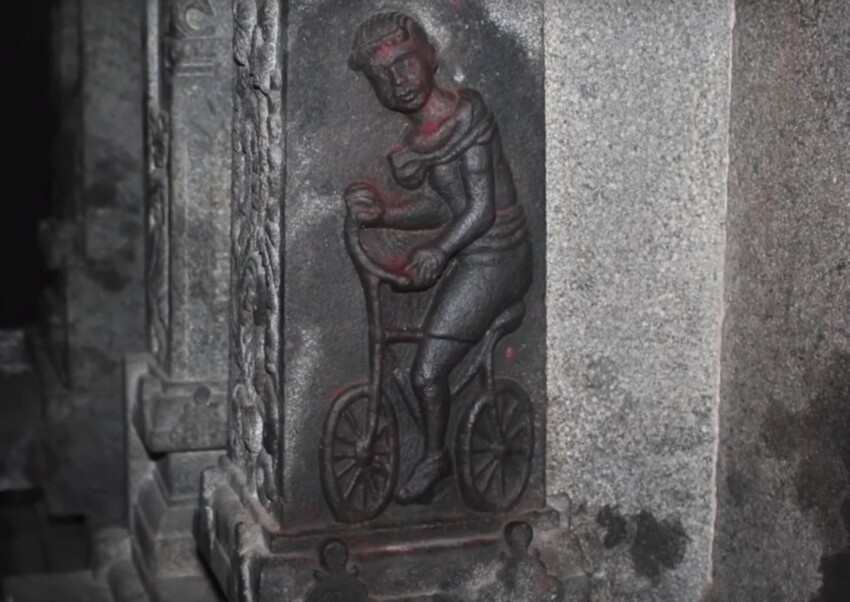 На стенах старинного храма нашли изображение велосипедиста
