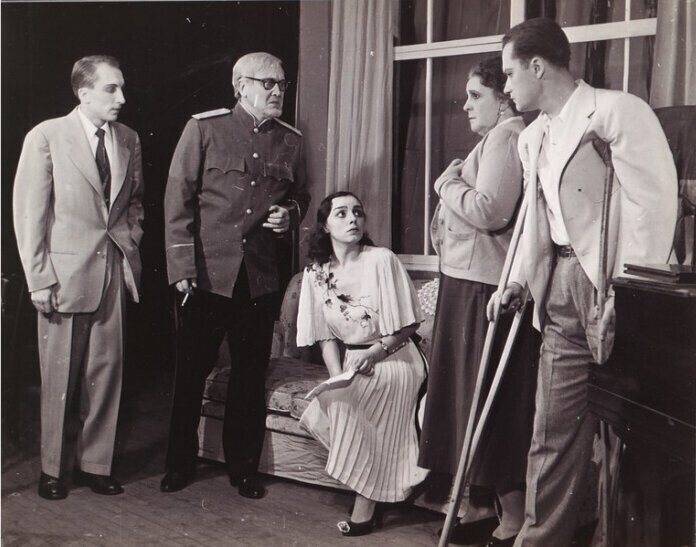 Сверчков второй слева. Сцена из спектакля «Семья Широковых», 1952 год