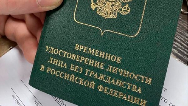 Счастливым обладателем "зелёного паспорта" стал уголовник-рецидивист, 53-летний уроженец Душанбе. 