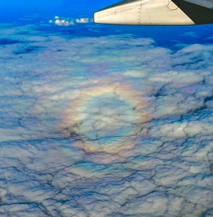 8. Идеальный круг из радуги на облаках