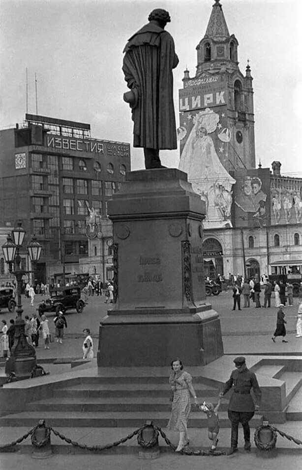 Пушкинская площадь. Пушкин ещё на старом месте. 1936 год, Москва
