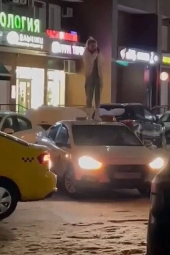 Недовольная ценой поездки москвичка забралась на крышу такси, чтобы позвонить в поддержку