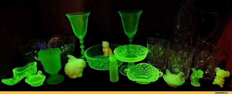 Так выглядит посуда из "уранового" стекла под ультрафиолетовым излучением