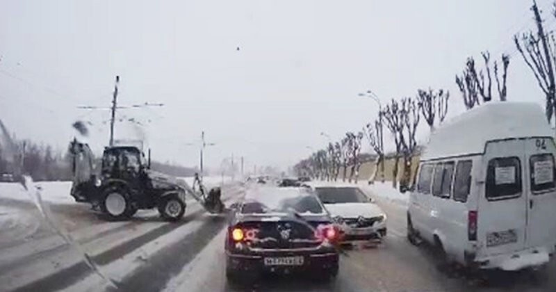 В Ульяновске тракторист спровоцировал ДТП и уехал