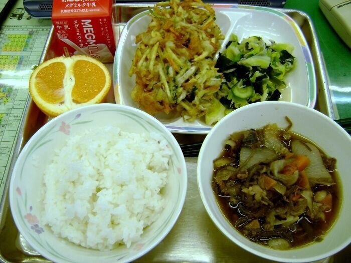 20. "Фото моего школьного обеда в Японии. Питательно и вкусно, в Японии знают, как кормить детей"