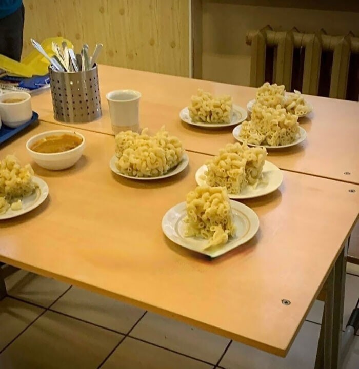 10. "Еда в одной из московских школ. Макароны с цементом, кажется"