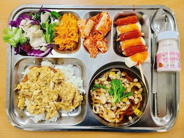 1. «Обед в моей школе в Корее: удон, деопбап с яйцом и свининой и различные банчханы»