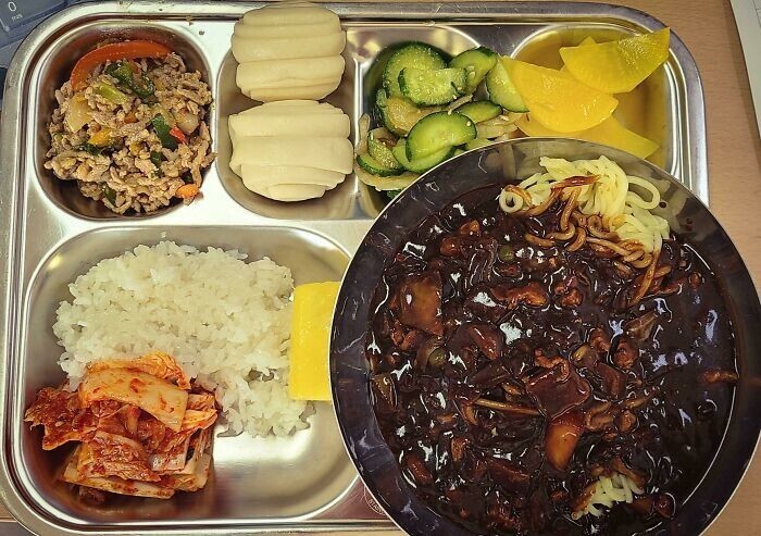 3. "Вот мой шикарный обед в корейской школе! В школах работают квалифицированные диетологи, которые планируют меню"