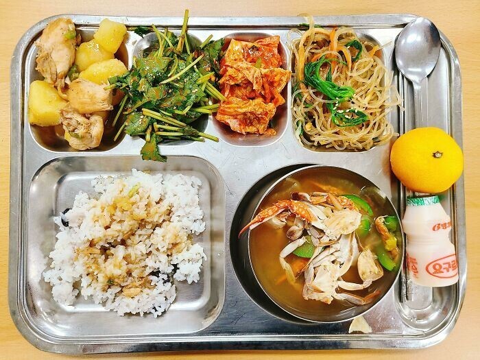 5. "Мой обед в корейской школе: крабовый суп, тушеная курица с картофелем и различные закуски"
