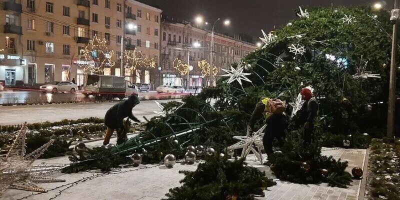 Главная ёлка Ростова-на-Дону красиво намекнула на завершение праздников