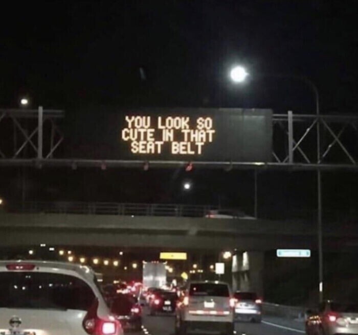 Знак на дороге: "Ты такой милый в этом ремне безопасности"