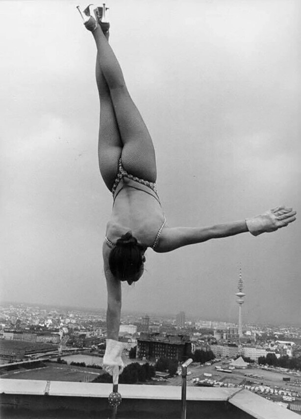 Цирковая артистка Сильвия Терон на крыше небоскреба в Гамбурге. Германия, 1970 год