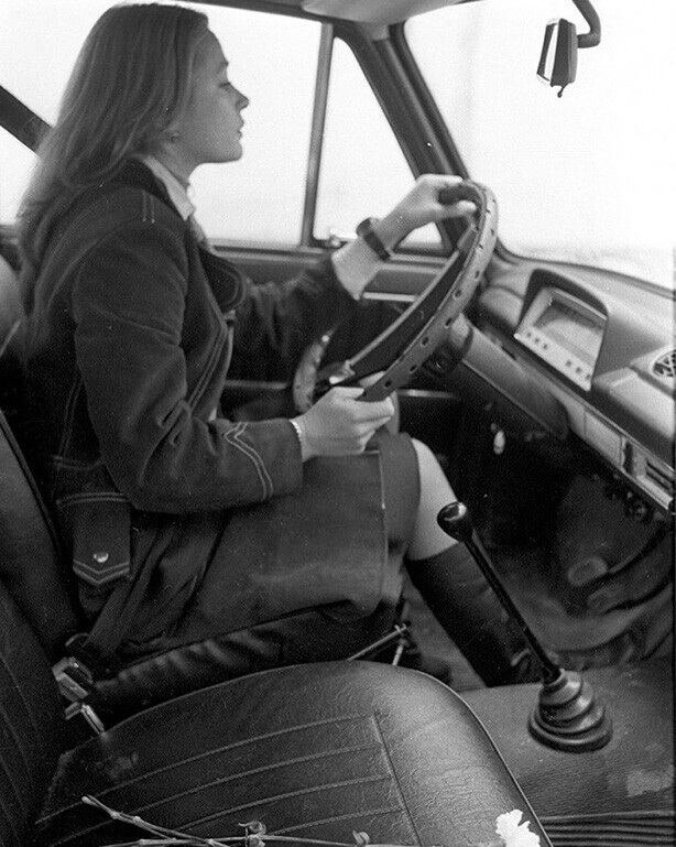 Марина Неёлова за рулём автомобиля «Жигули», 1977 год