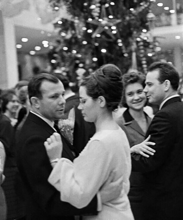  Юрий и Валентина Гагарины танцуют на новогоднем балу в Кремлевском Дворце съездов. Москва, 1965 год