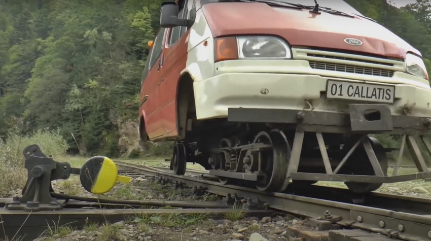 Как румыны ездят по заброшенной узкоколейной железной дороге на фургонах