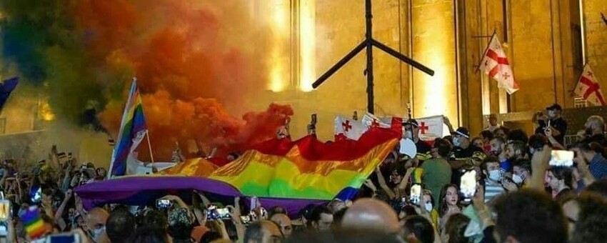 Власти Грузии приняли закон, запрещающий топтать, жечь и проявлять неуважение к флагам ЕС и стран-членов НАТО, а также флаг ЛГБТ