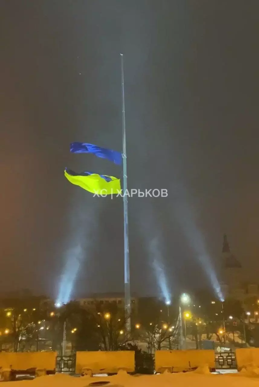 Символично: В Тернополе ветер разорвал баннер с Бандерой, в Харькове – флаг Украины