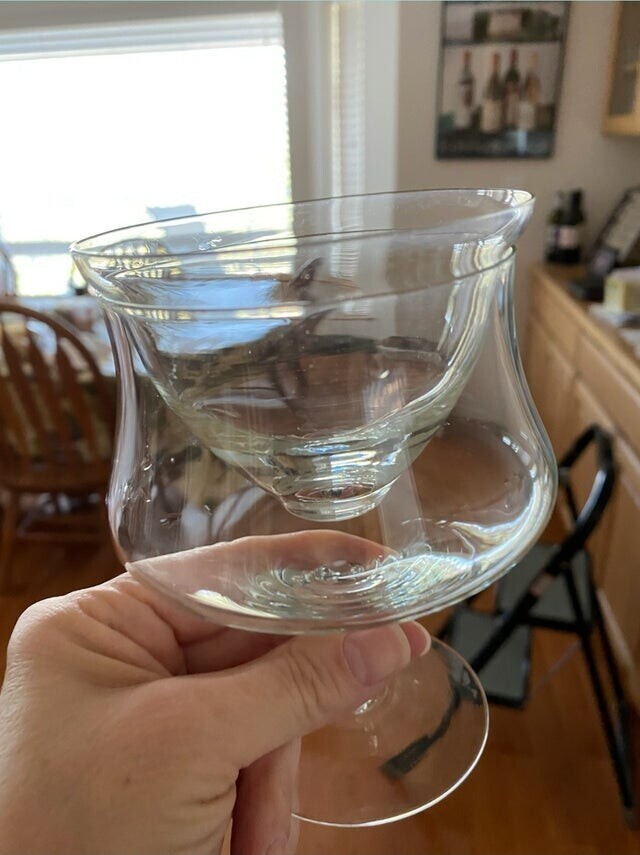 Стеклянный бокал внутри другого бокала