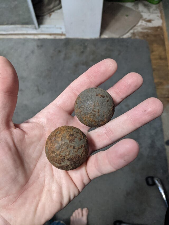 Маленькие круглые стальные шары, найденные на земле