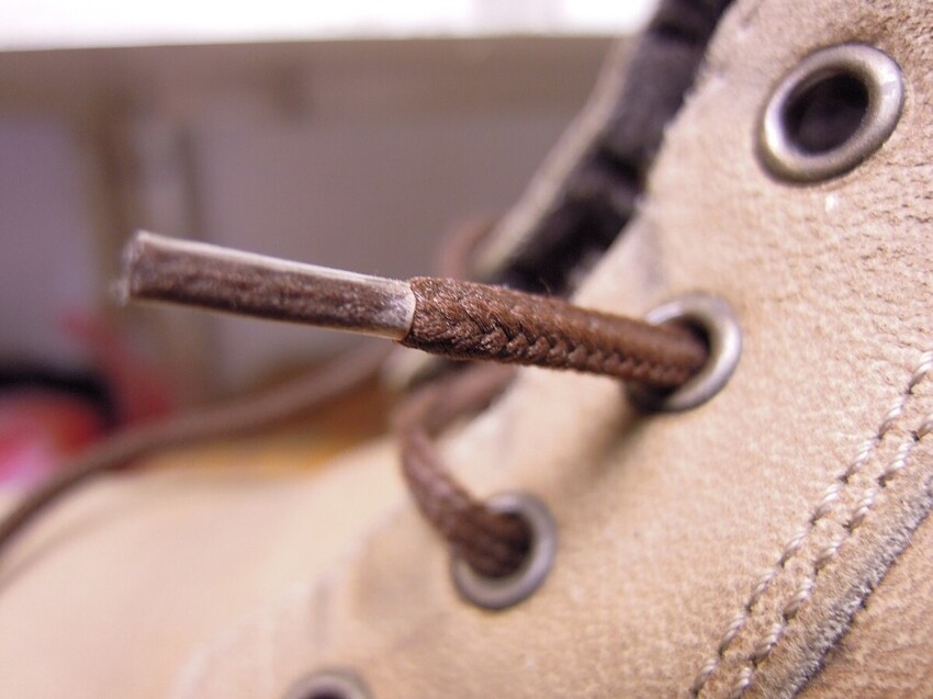 Как называется специальный металлический или пластиковый наконечник шнурка?