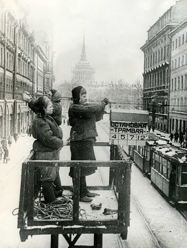 'Подвеска знака трамвайной остановки". Б.Васютинский, Ленинград. (датируют февраль 1945, но не точно)