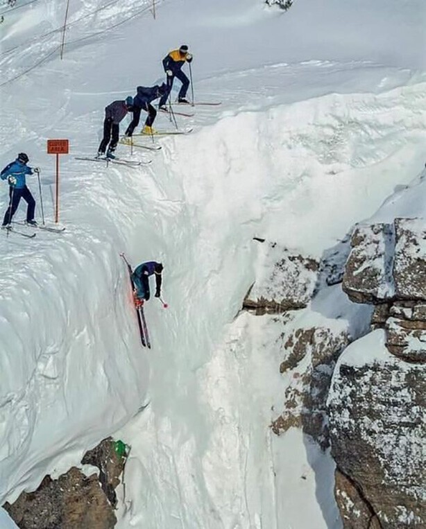 Лыжник–экстремал Даг Кумбс (Doug Coombs) спускается с отвесной скалы. Вайоминг, США, 1989 год