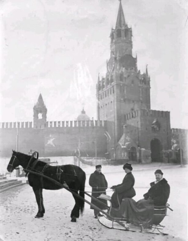 У Спасской башни Кремля а начале прошлого века