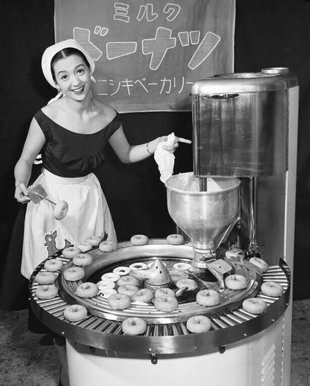  Демонстрация японских пончиков Krispy Kreme, 1950-е