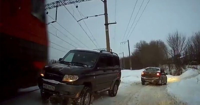 Хапнул адреналинчика: в Самаре водитель УАЗа чудом избежал столкновения с электричкой