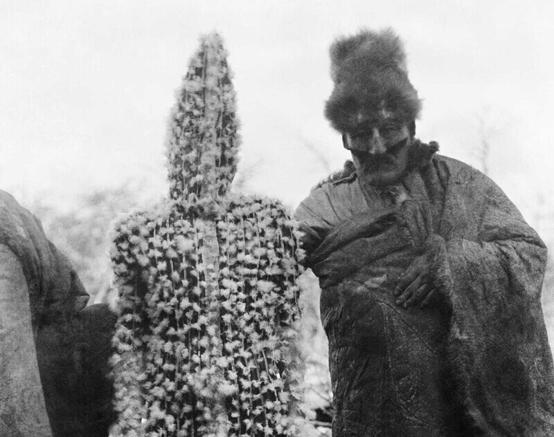 Справа шаман Тененеск, разрешивший этнологу участвовать в обряде инициации "Хайн", а слева К'тернен (человека покрасили и покрыли гусиным пухом) - дитя Ксальпен, духа подземного мира